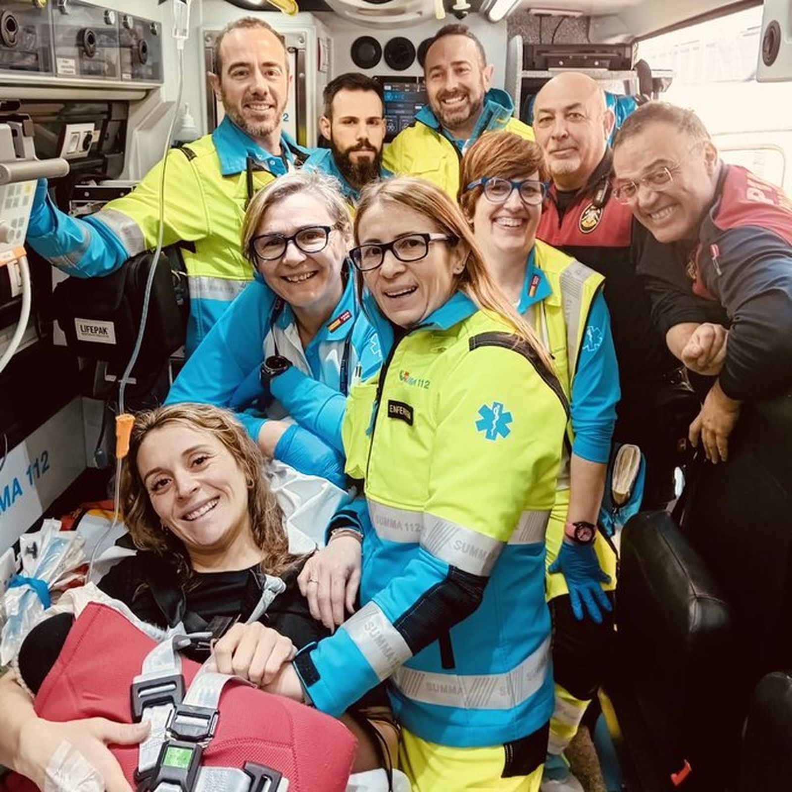 Miembros de los equipos de emergencia junto a la madre