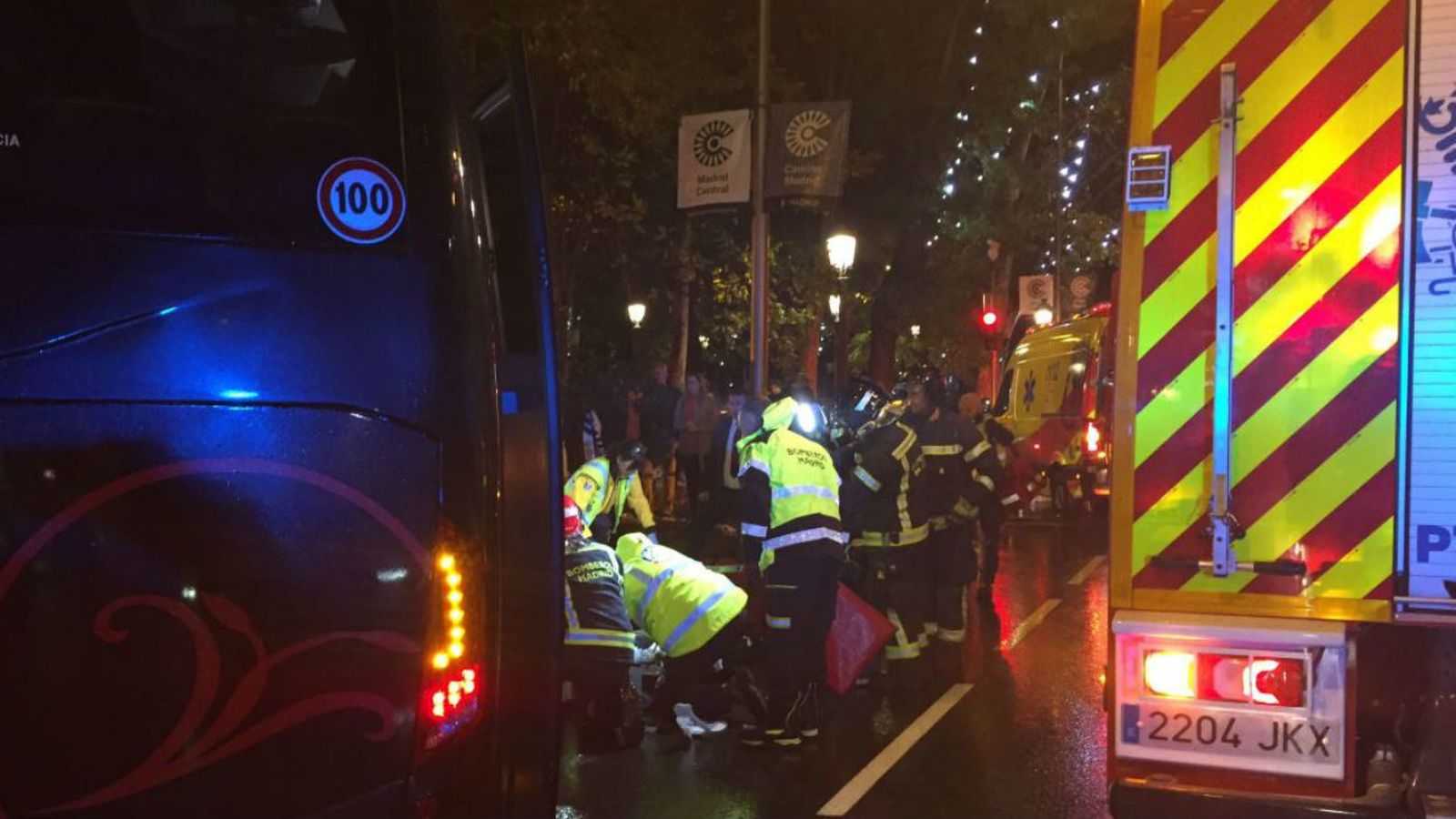 Un motorista de 25 años grave al caer bajo un microbús en el Paseo del Prado