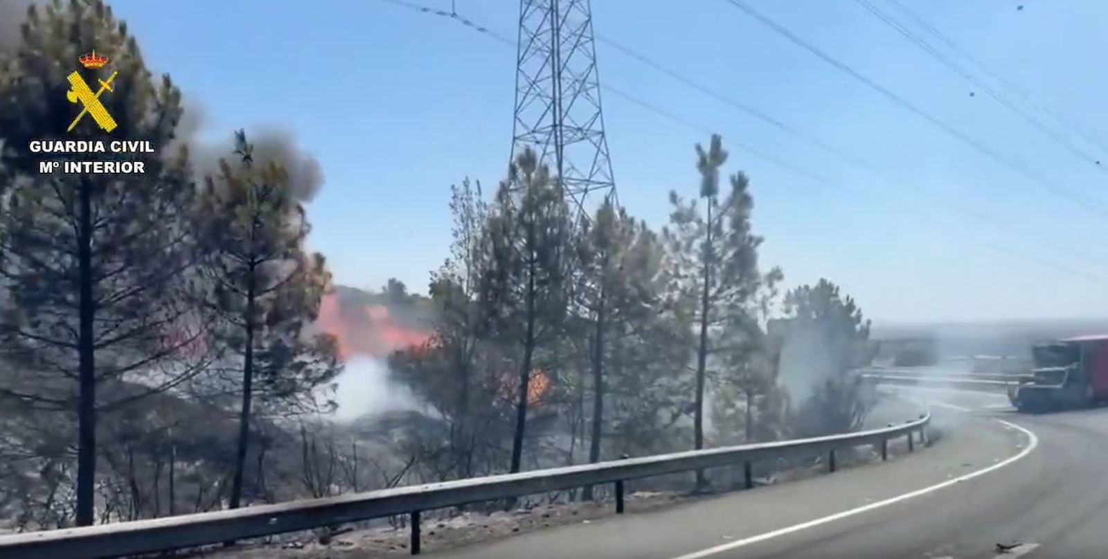 Incendio forestal en Cáceres tras salir un camión ardiendo