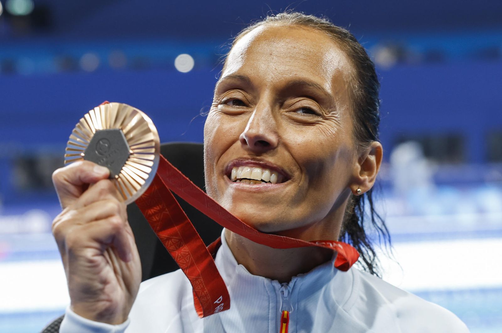 La nadadora Teresa Perales celebra su medalla de bronce en los 50 metros espalda S2 Femenino de los Juegos Paralímpicos París 2024