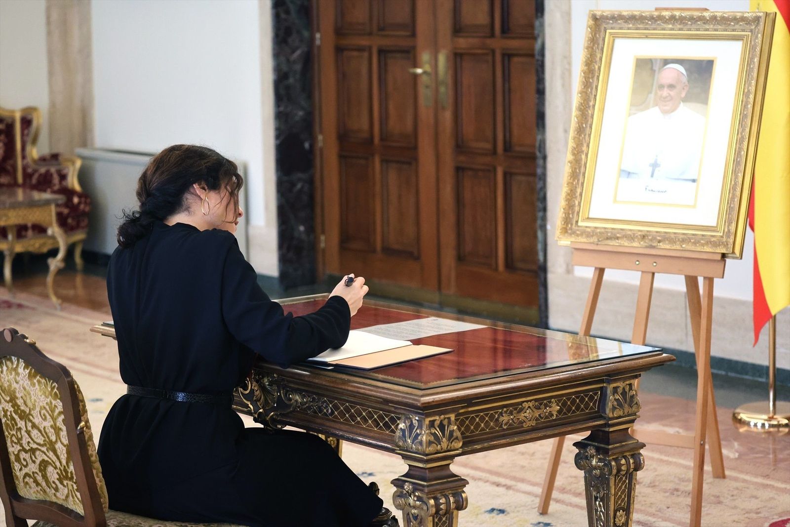 Ayuso recuerda en la Nunciatura la "figura eterna" del papa Francisco