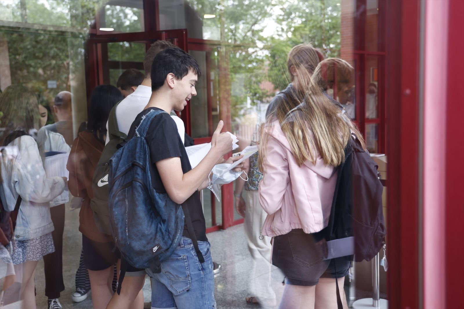 Estudiantes a la salida del examen de la EvAU