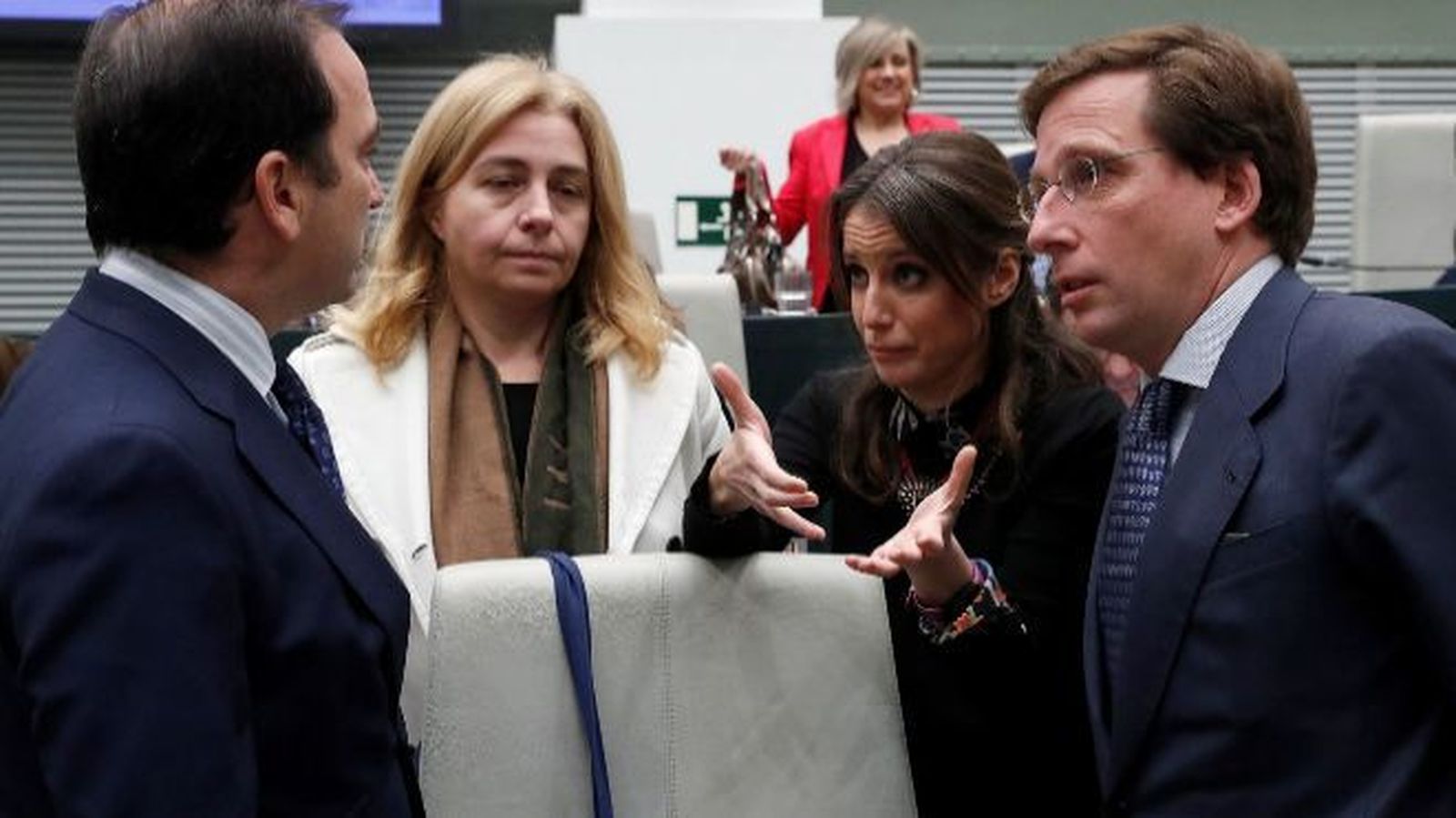 El alcalde de Madrid, José Luis Martínez Almeida (d), conversa con el delegado de Medio Ambiente y Movilidad, Francisco de Borja Carabante (d); la delegada de Portavoz, Seguridad y Emergencias, María Inmaculada Sanz Otero (2i), y la delegada de Cultura, Turismo y Deporte, Andrea Levy Soler (2d), durante el pleno del Ayuntamiento de Madrid