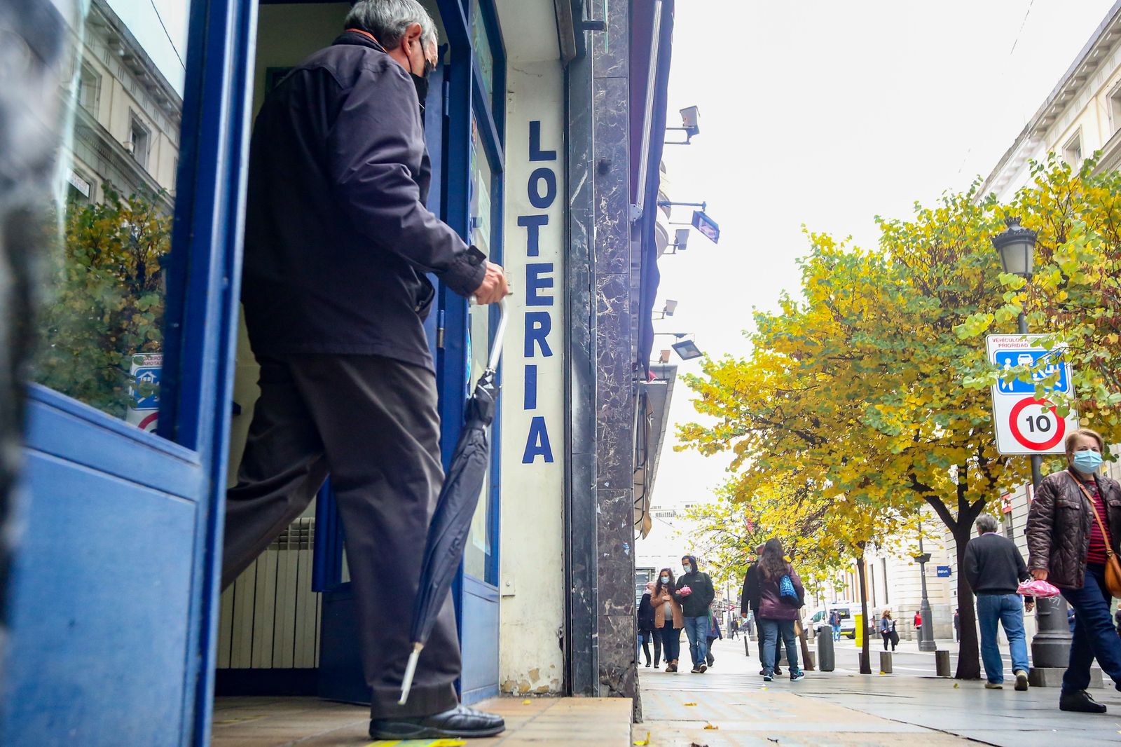 Un hombre sale de una administración de lotería