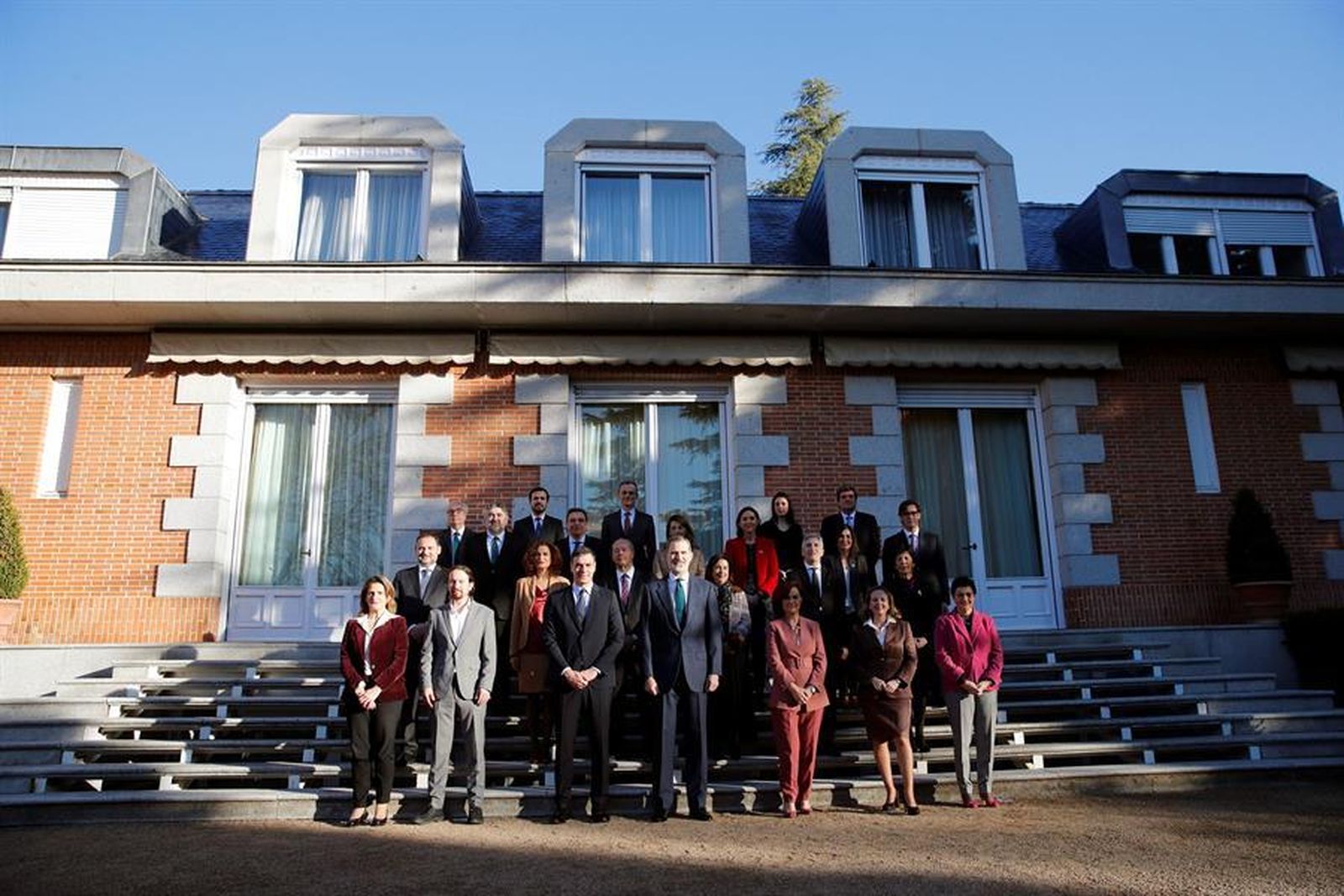 Foto de familia del rey con el Gobierno de Pedro Sánchez en el Palacio de la Zarzuela