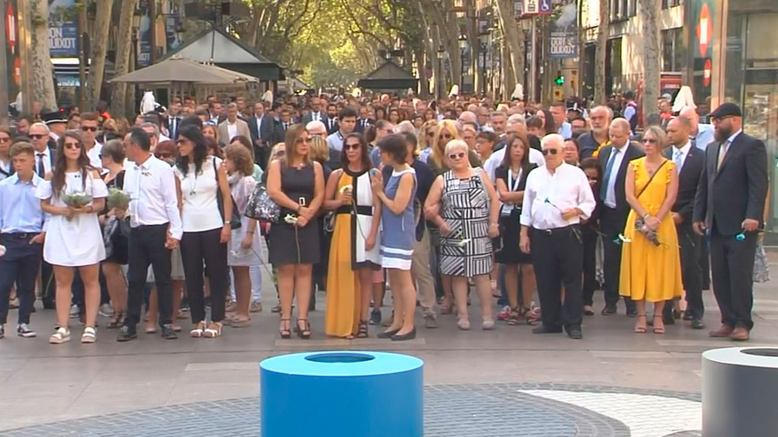 Unos 50 familiares de las víctimas hacen una ofrenda  floral en La Rambla seguidos de Colau, Torra y Cunillera