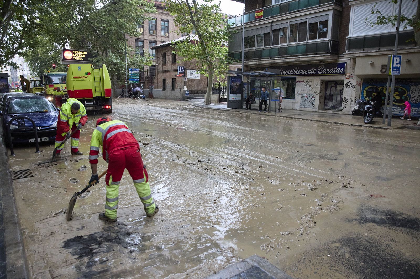 La calle Antonio Leyva sigue cortada al tráfico mientras se trabaja en el socavón por la rotura del Canal
