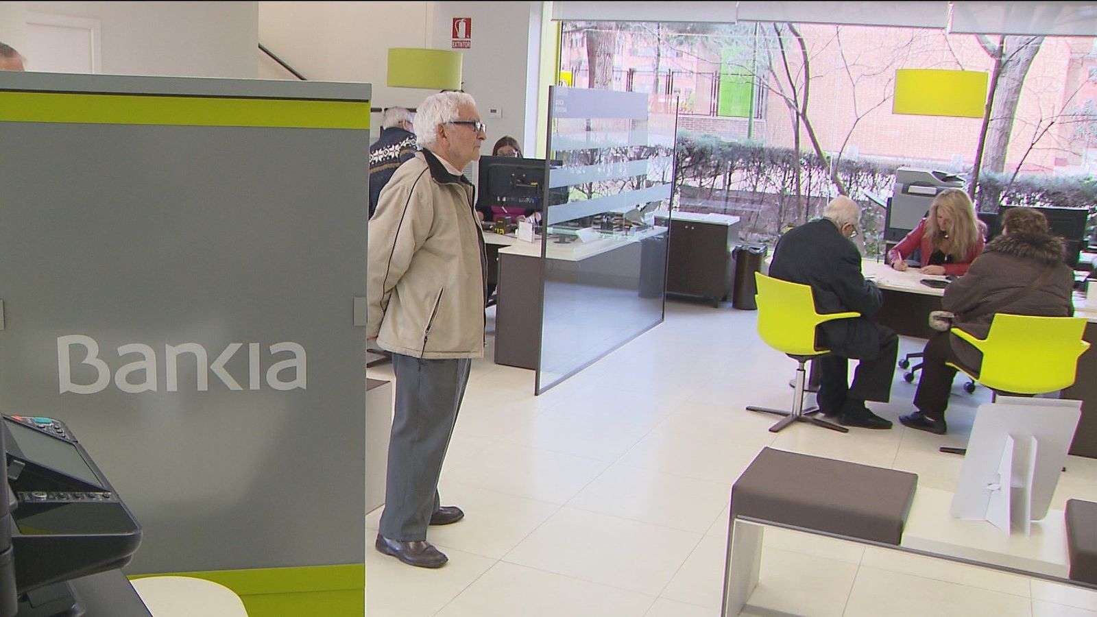 CCOO y UGT alertan sobre pérdidas de empleo en la fusión Caixabank-Bankia y piden "medidas no traumáticas"