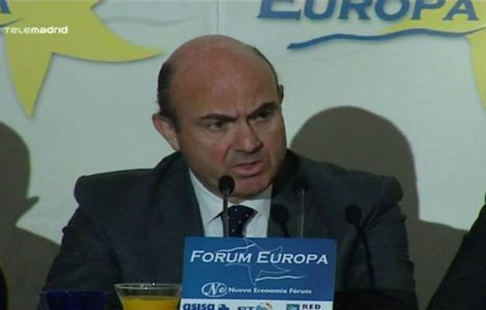 Guindos cifra entre cinco y seis décimas la caída del PIB en el primer trimestre