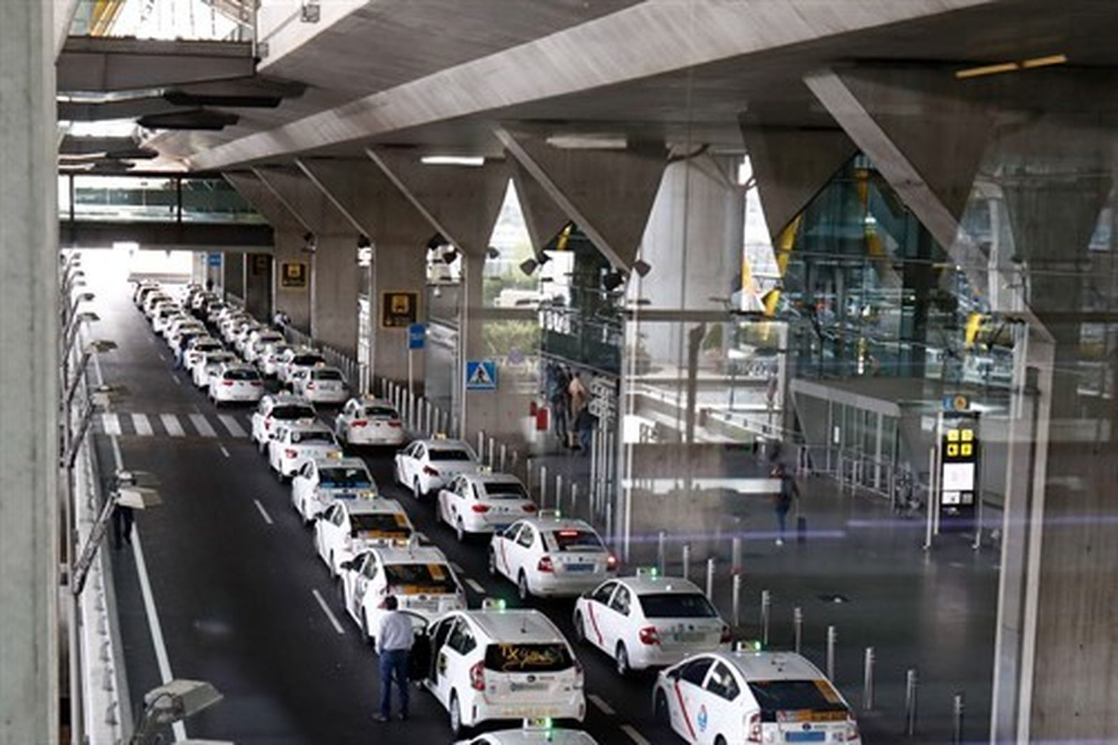 Fila de taxis a la salida de la T4 del aeropuerto Adolfo Suárez Madrid-Barajas