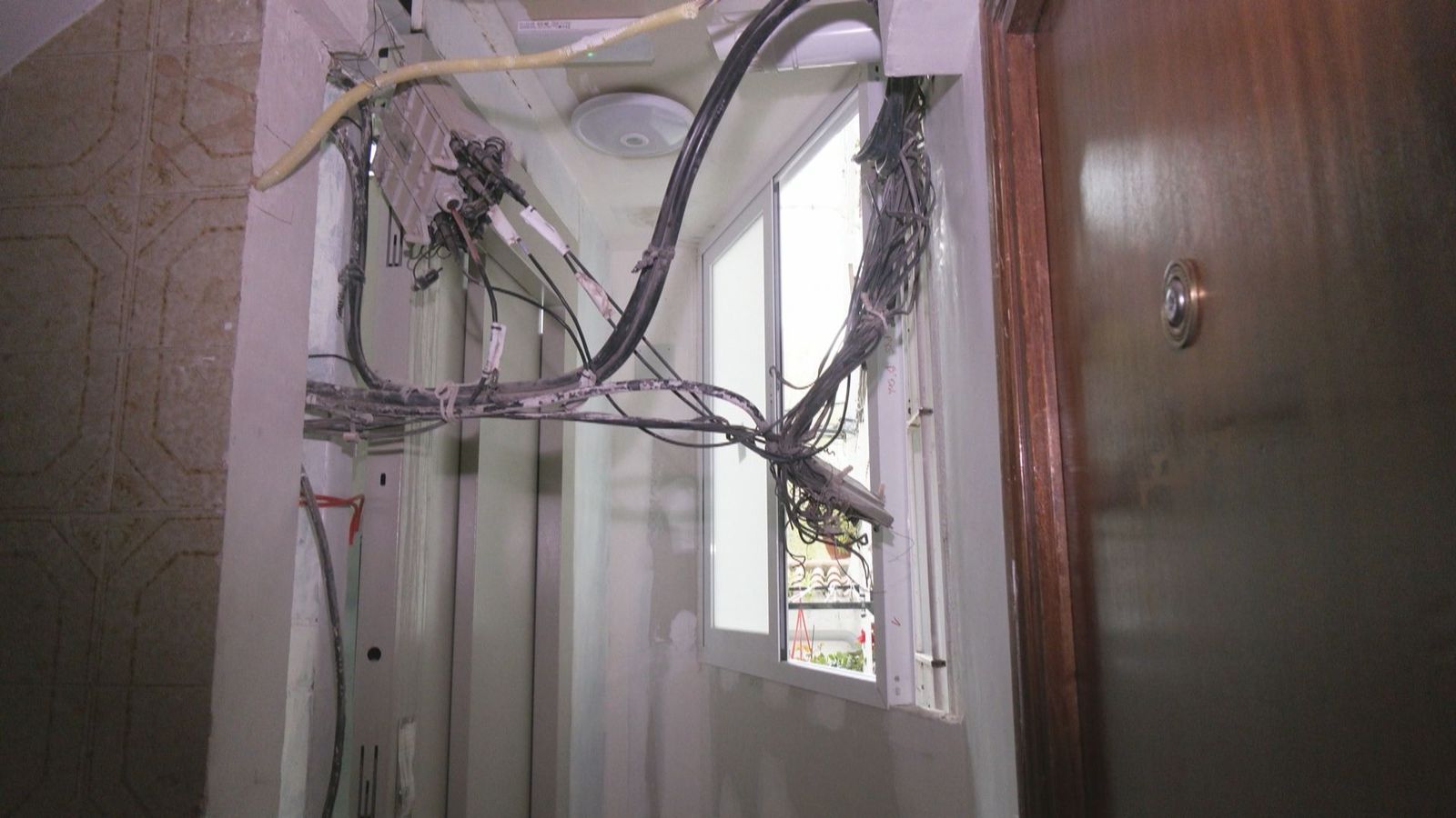El ascensor fantasma de Moratalaz: unos cables paralizan su instalación