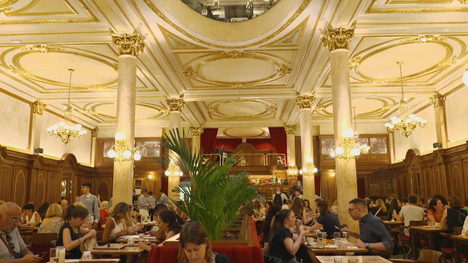 Visitamos una confitería de lujo y de cine y de historia en Buenos Aires