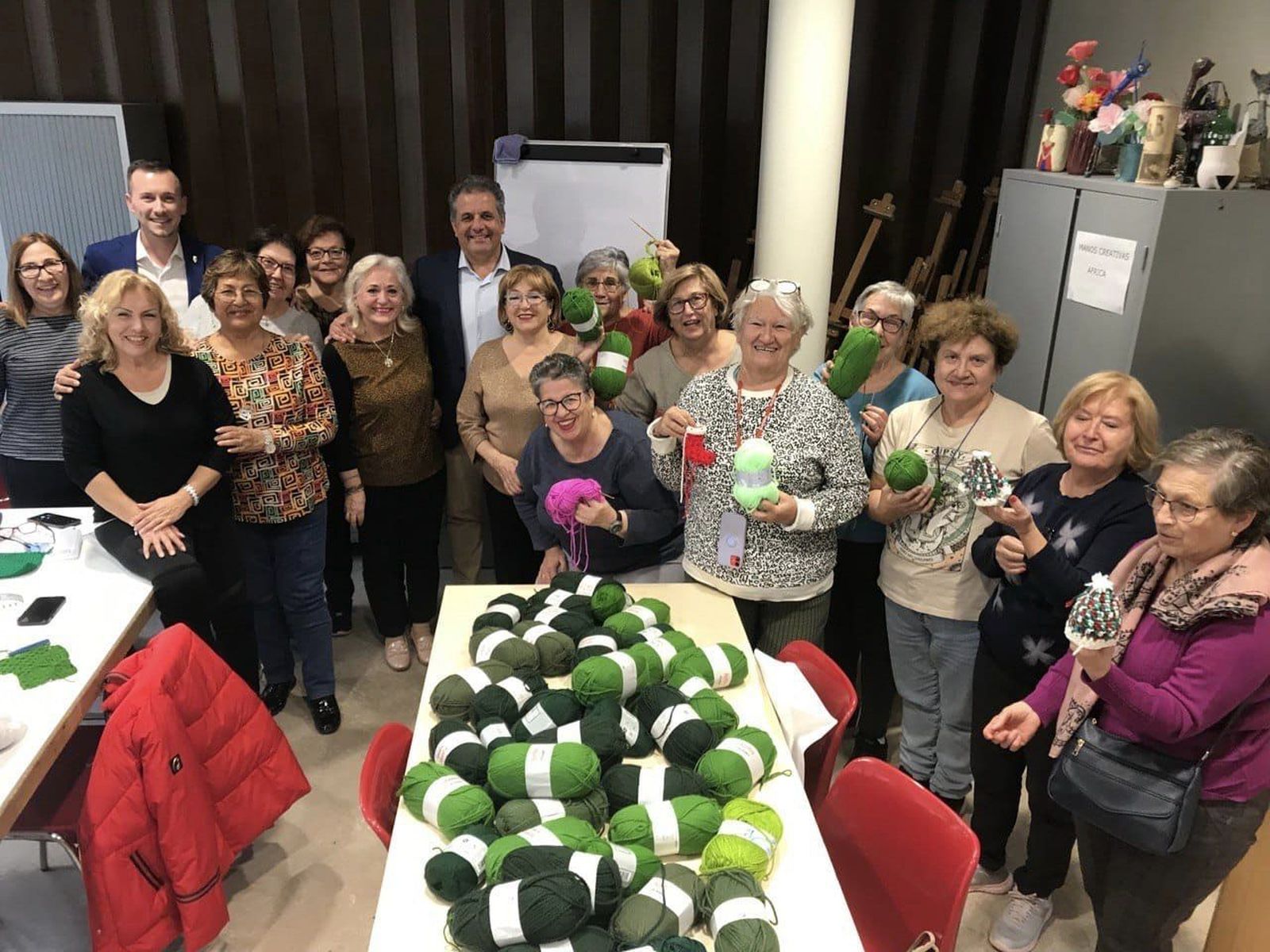 El alcalde de Parla junto a un grupo de mujeres tejedoras de la Navidad
