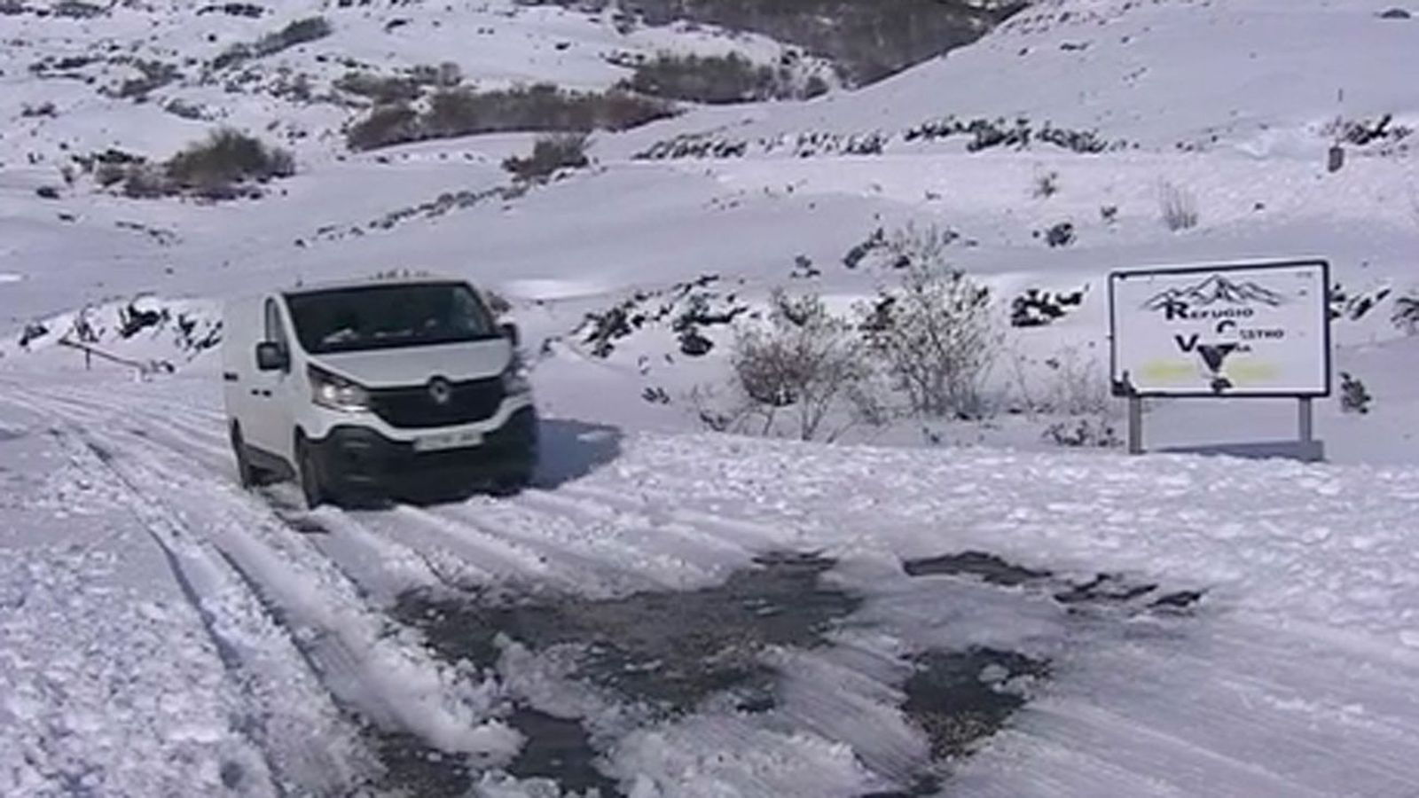 La nieve cubre de blanco el norte y centro de España y dificulta el tráfico en numerosas carreteras