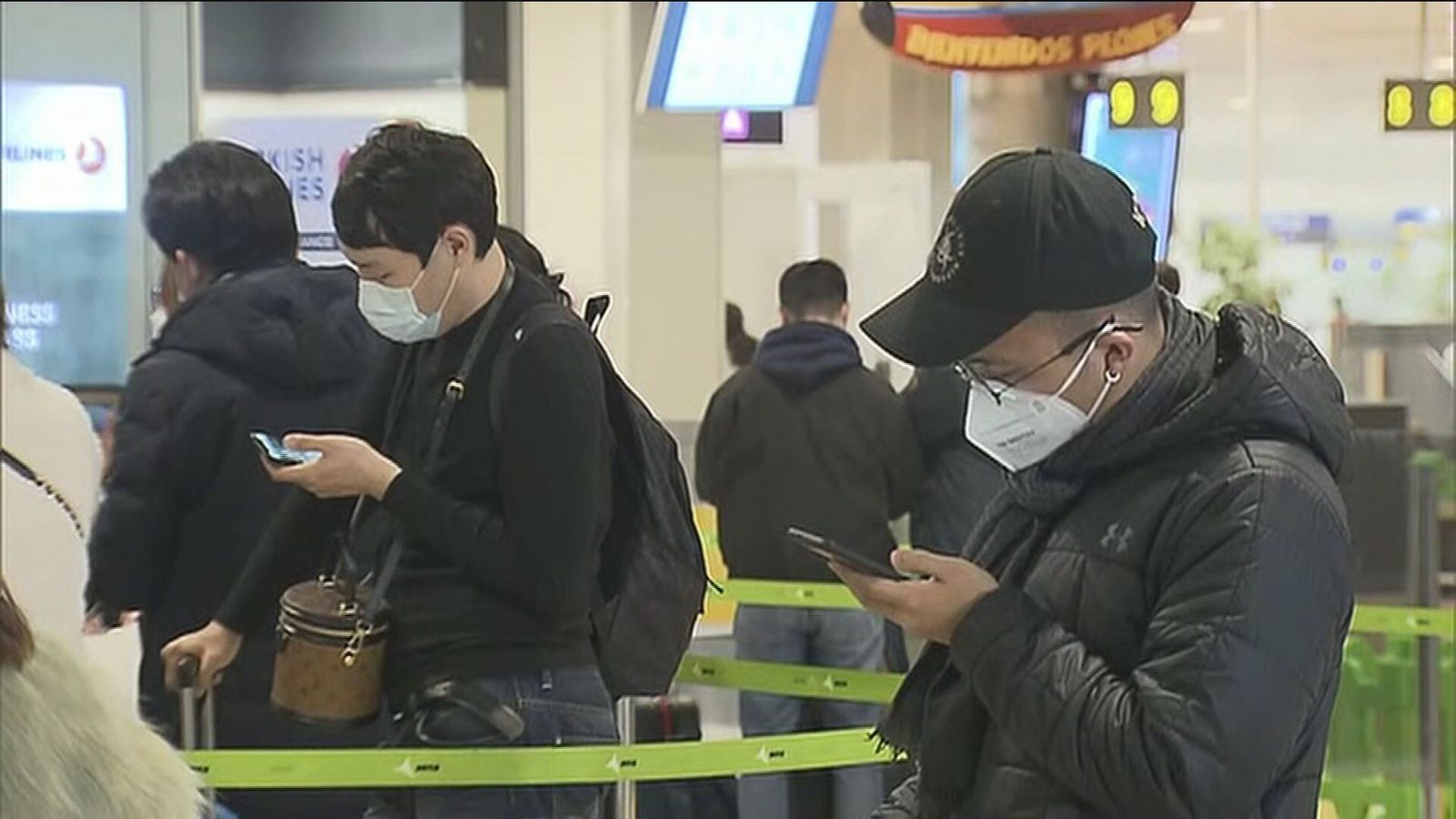 Usuarios con mascarilla en un aeropuerto