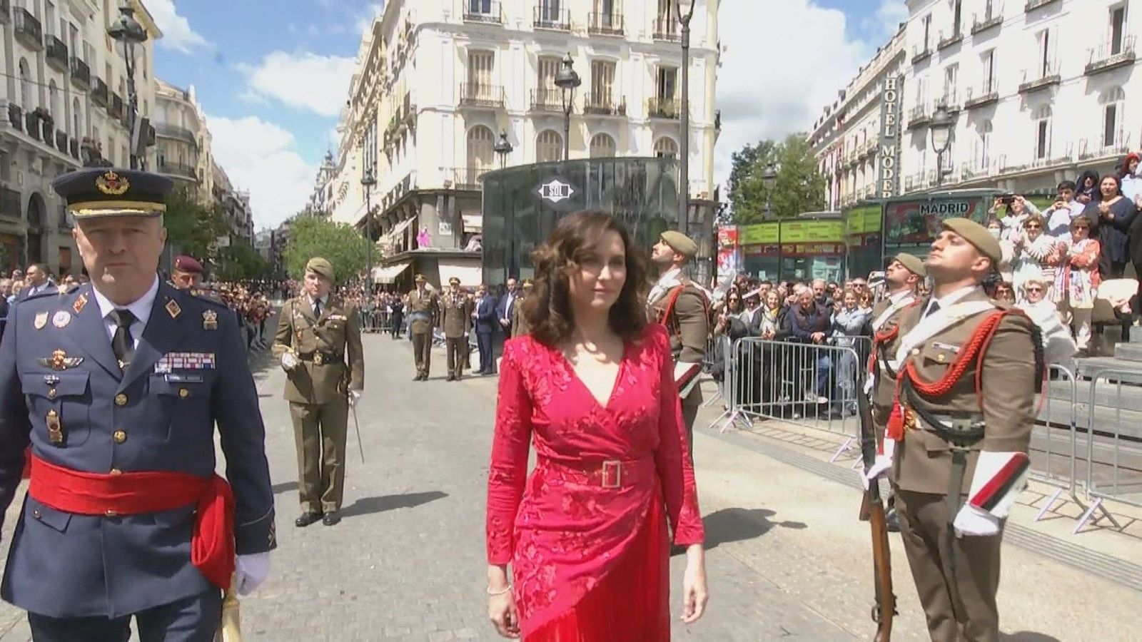 El Ministerio de Defensa veta que Ayuso copresida una jura de bandera de civiles en Alcobendas