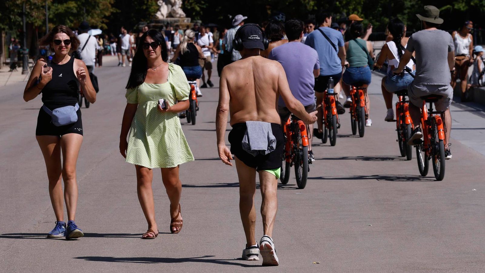 Viandantes pasean por el Retiro
