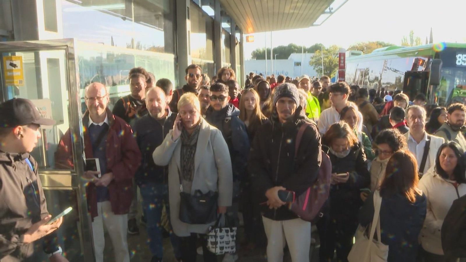 Caos y desconcierto en la estación de Cercanías de San Fernando tras el descarrilamiento de un tren