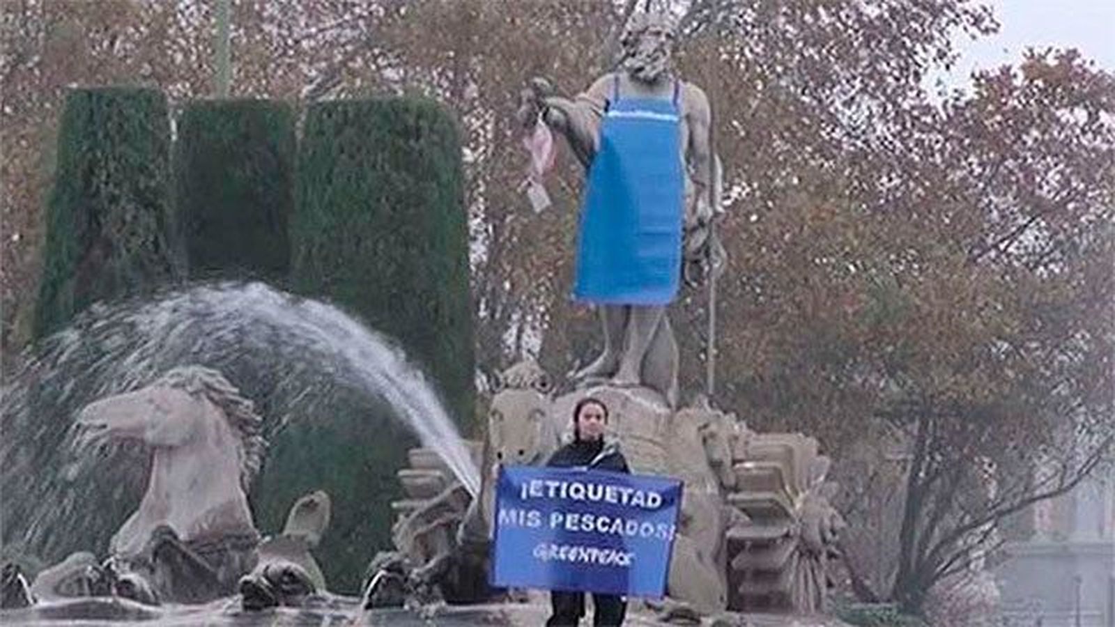 Greenpeace viste a Neptuno de pescadero en su campaña contra la sobrepesca