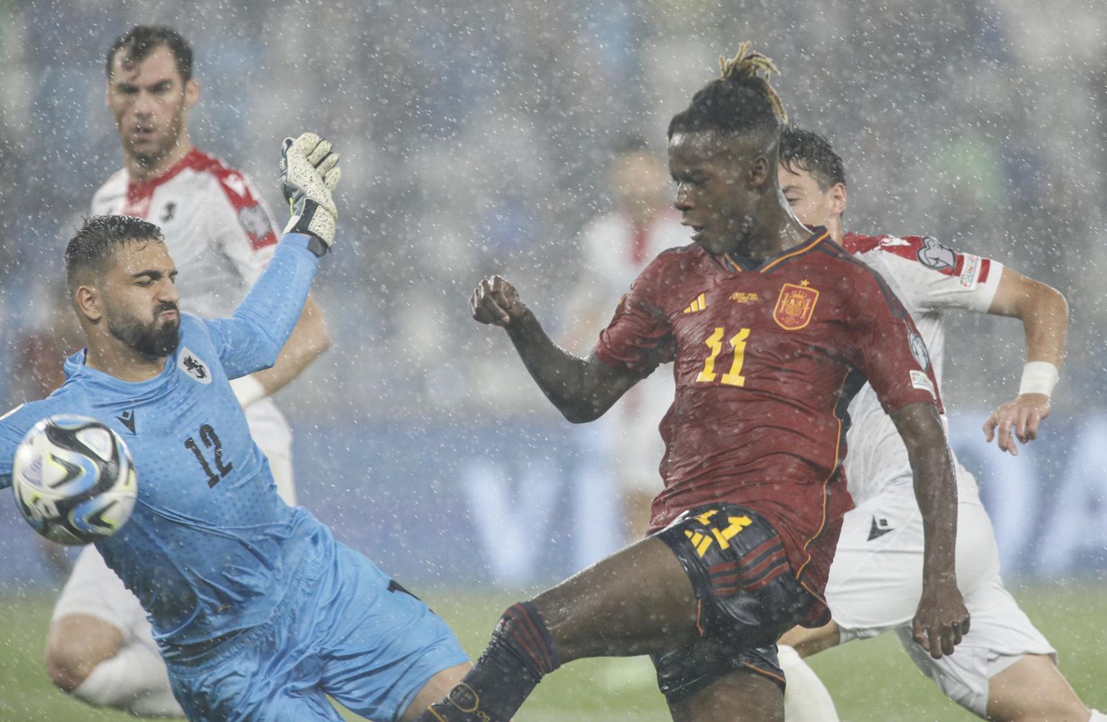 Nico Williams disputa un balón ante la defensa de Georgia en partido de clasificación de la Eurocopa 2024