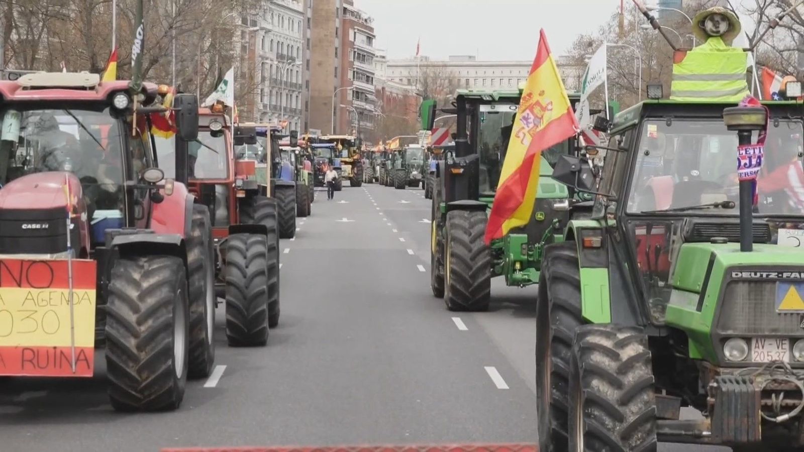 Agricultores y ganaderos marchan por el centro de Madrid pidiendo "medidas reales" al Gobierno