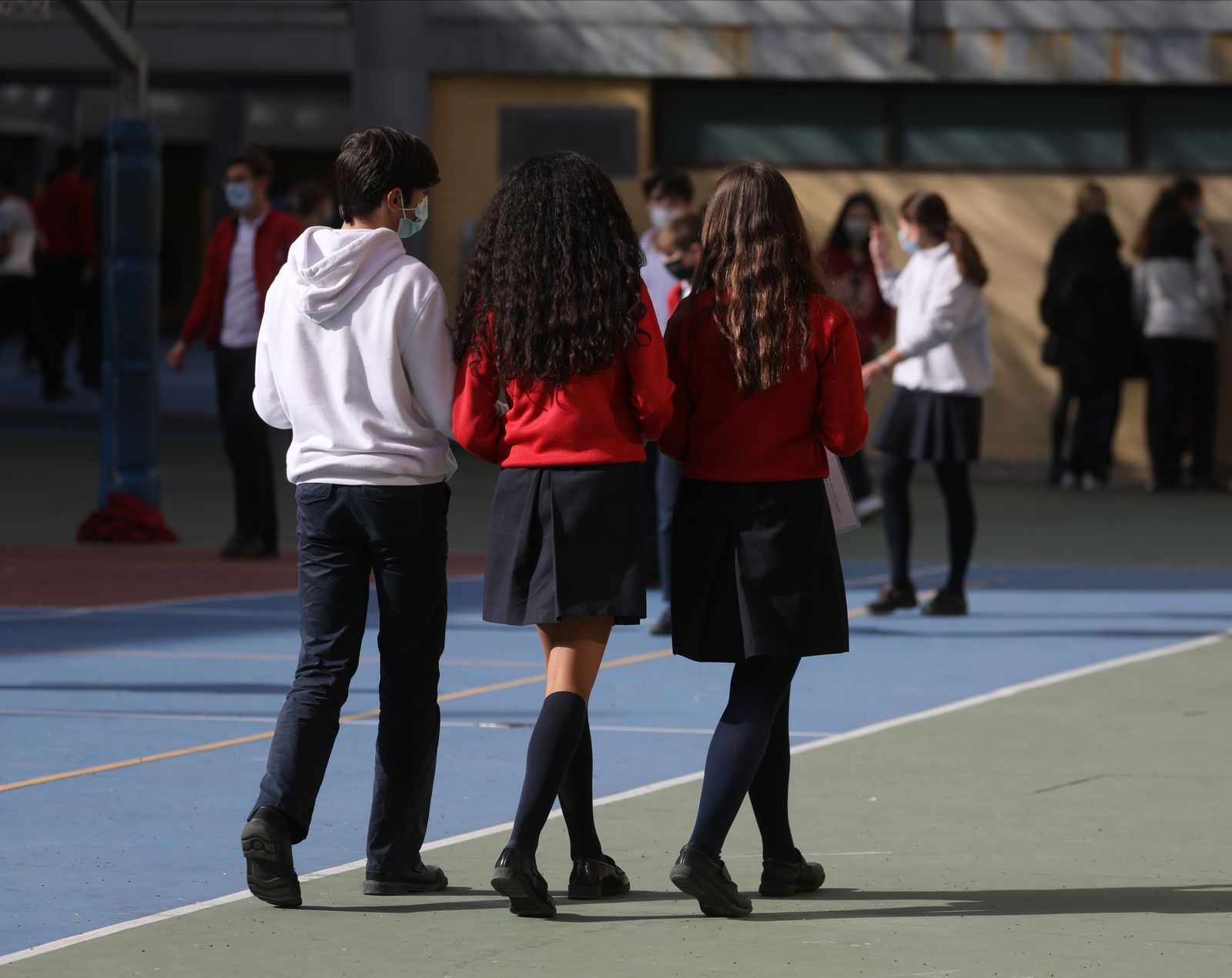 Tres niñas en el patio de un colegio