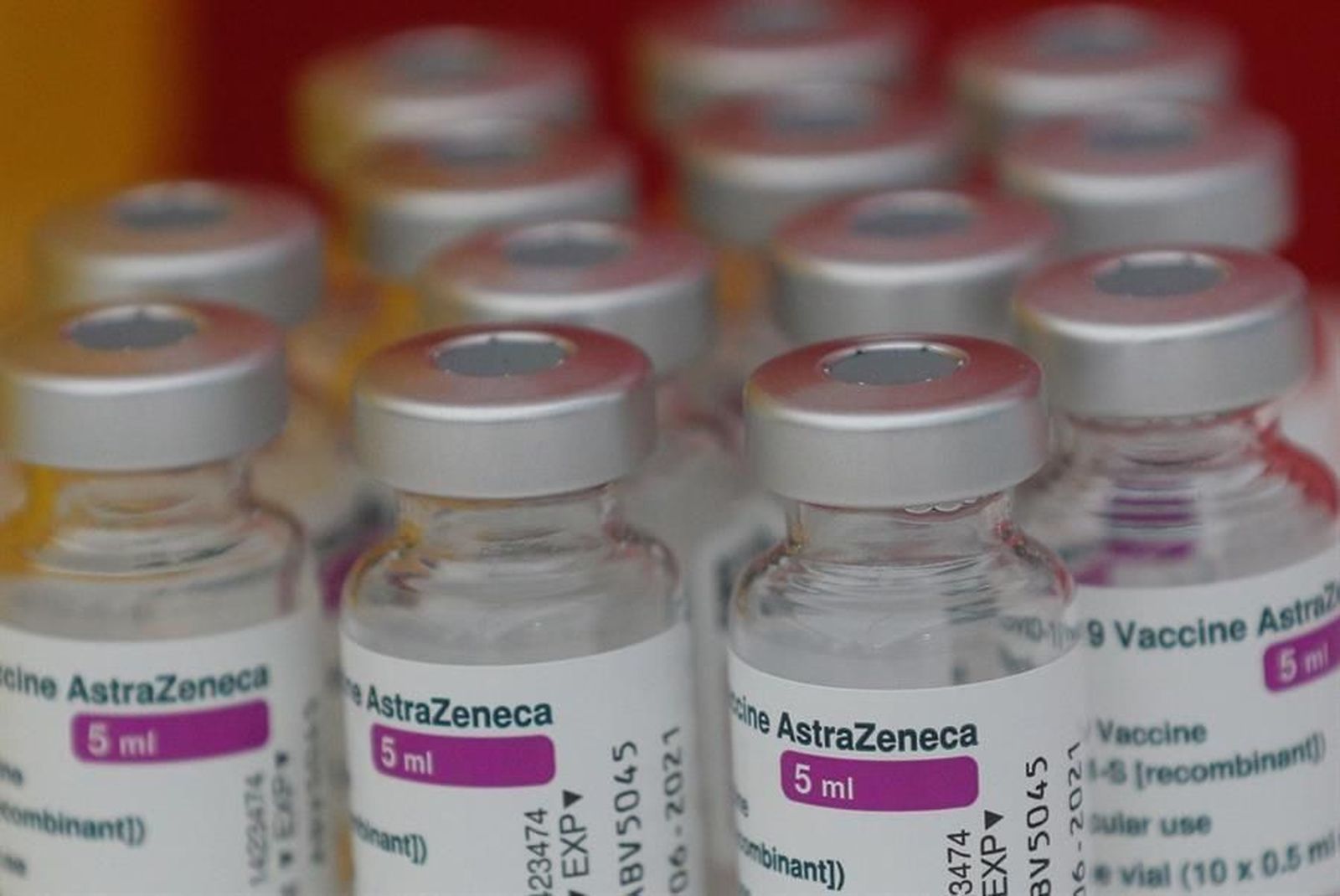 Dudas entre los 161.818 profesores, bomberos o policías de Madrid que han recibido la vacuna de AstraZeneca