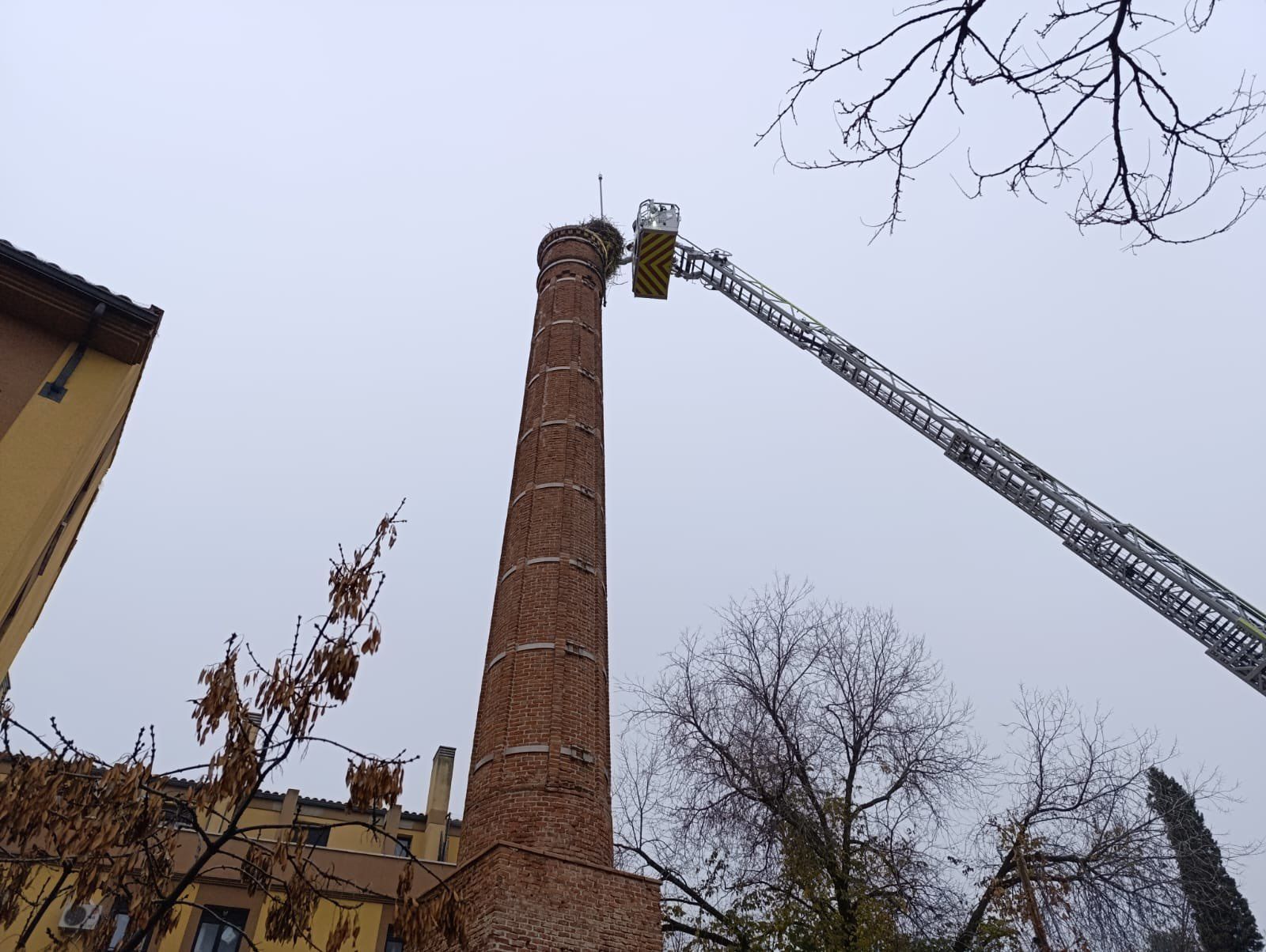 Los bomberos retiran un nido de cigüeña en Pinto