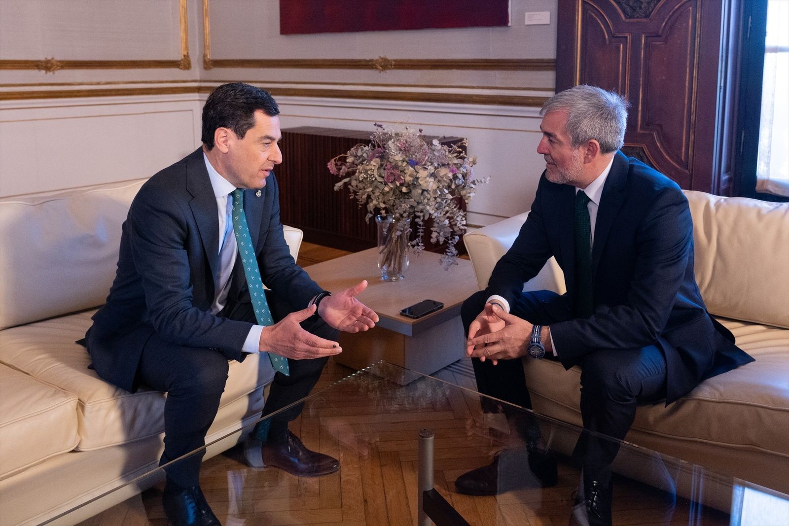 El presidente de la Junta de Andalucía, Juanma Moreno y el presidente del Gobierno de Canarias, Fernando Clavijo