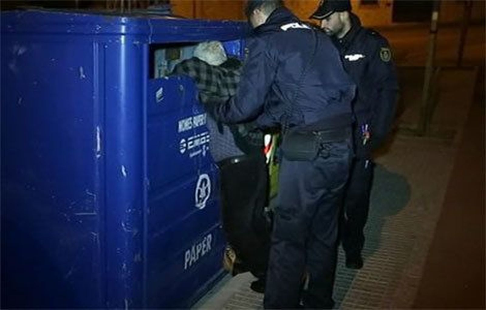Aparece un hombre muerto con la cabeza atrapada en un contenedor