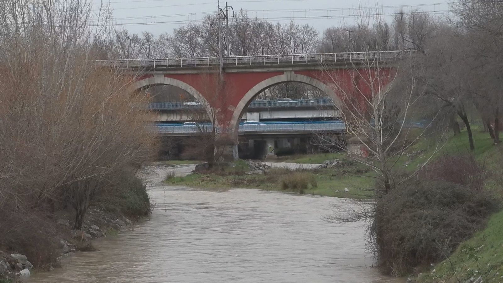 Madrid vigila "con cautela" el nivel del río Jarama a su paso por el barrio de Rejas, en la capital