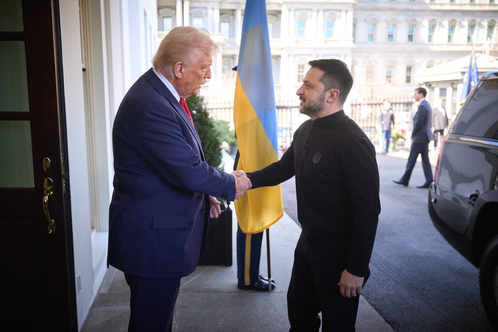 Zelenski saluda a Trump antes del encuentro en la Casa Blanca