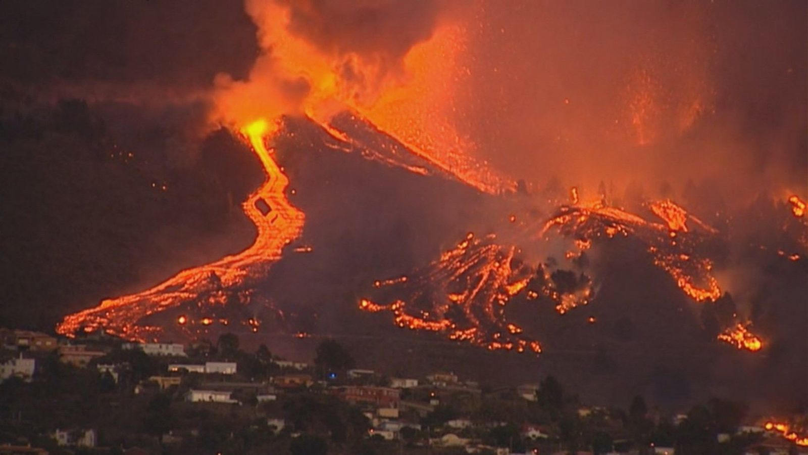 Elevan el nivel de alerta en La Palma y recomiendan protegerse de las cenizas del volcán