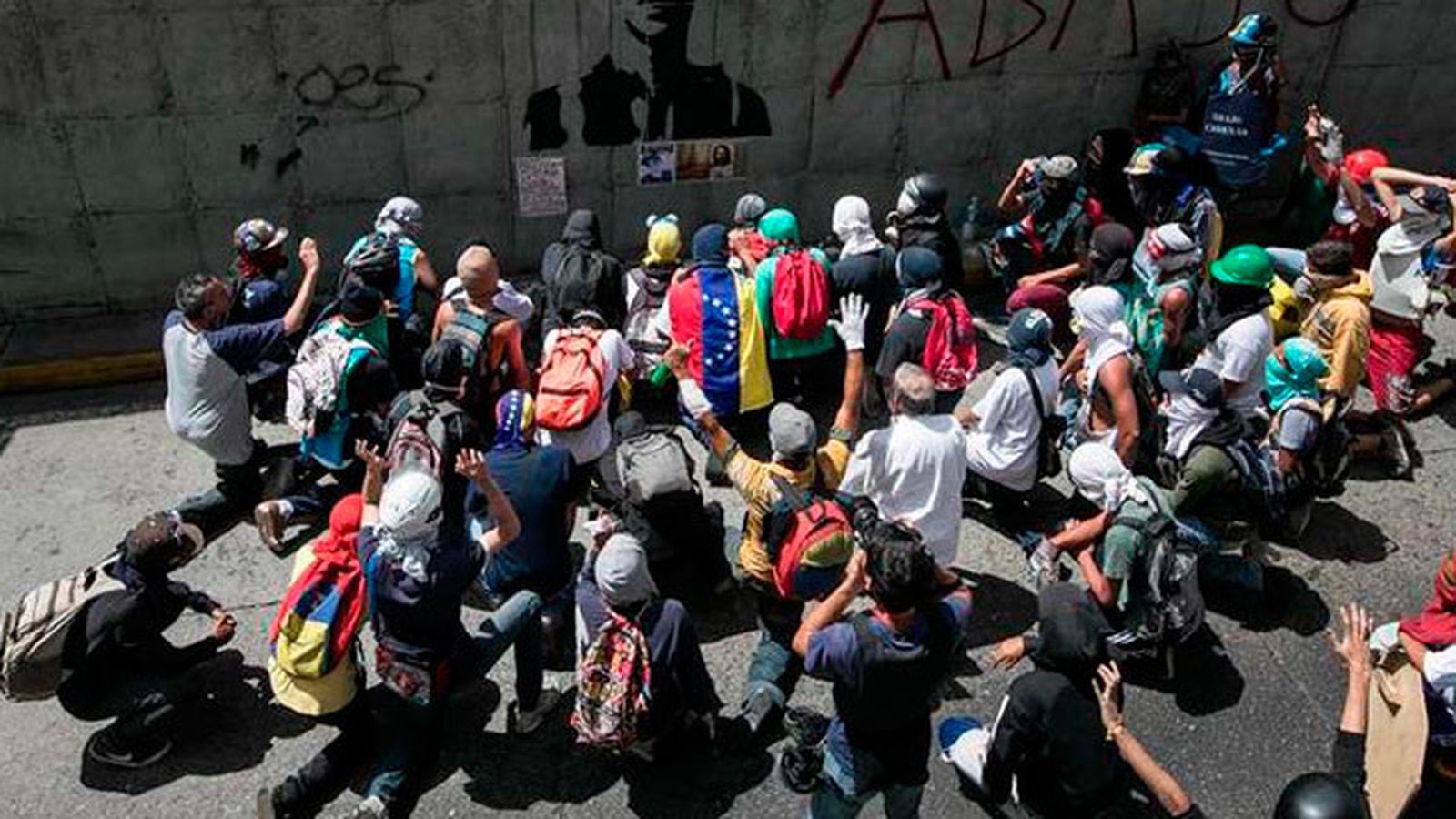 Un grupo de personas rinde homenaje al joven de 17 años Neomar Lander, quien murió el pasado miércoles durante protestas oposit