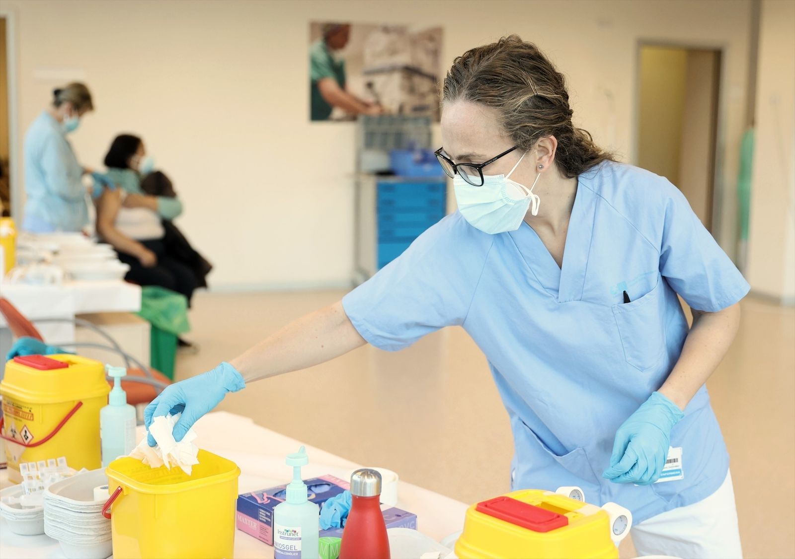Enfermera prepara una vacuna contra el Covid-19