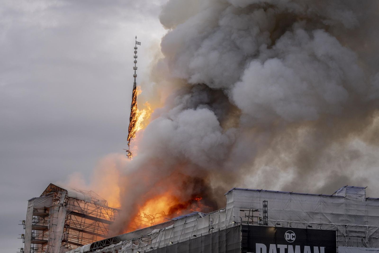 Arde la antigua bolsa de Copenhague