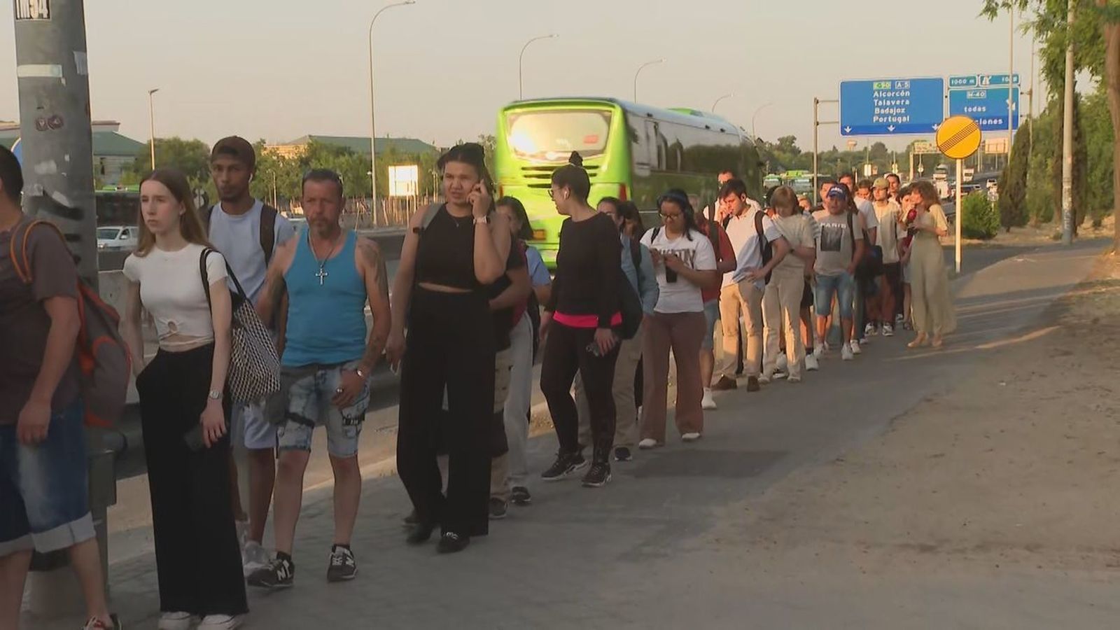 Fila de viajeros en una de las paradas de autobuses de Cuatro Vientos, junto a la A-5