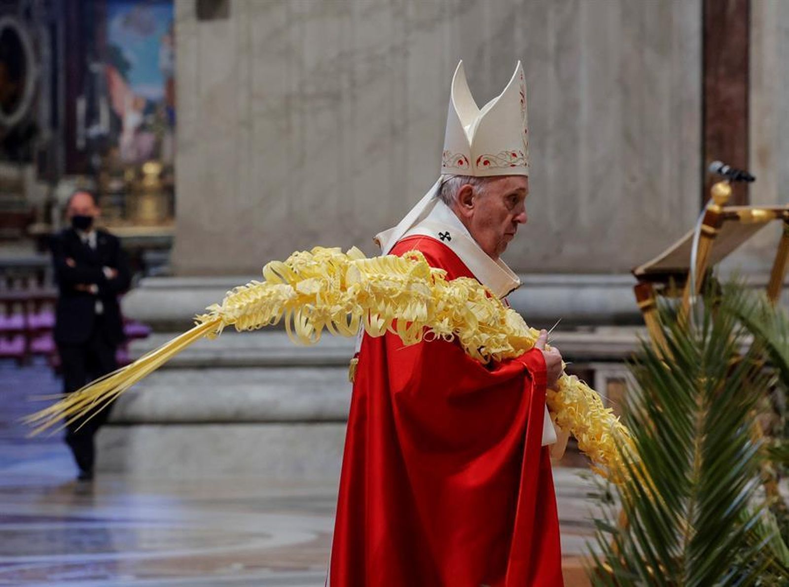 El Papa reivindica una fe que no esté "corroída por la costumbre" en una reducida misa del Domingo de Ramos