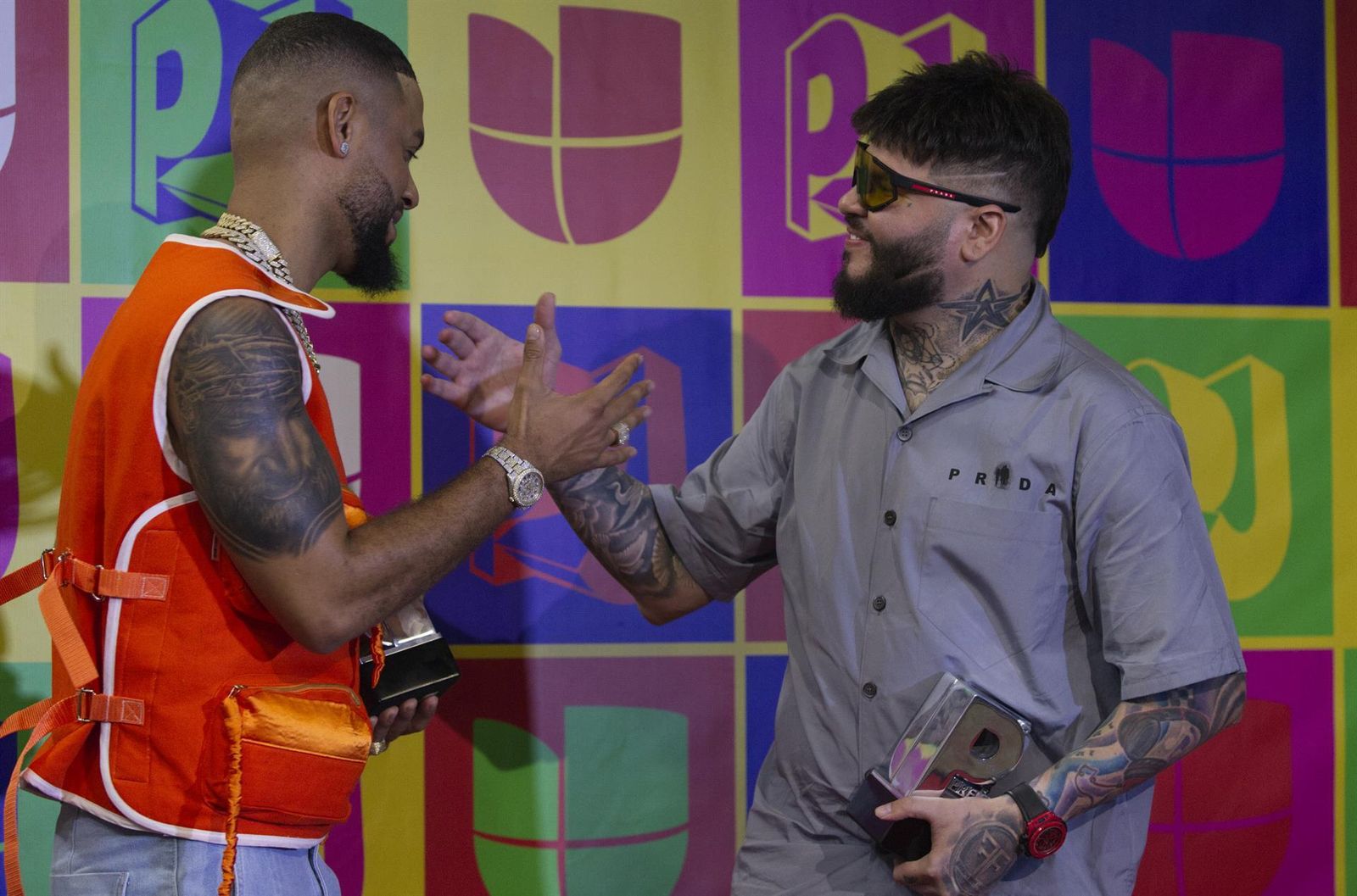 Dj Adoni (i) y Farruko (d) posan con sus premios hoy durante los Premios Juventud 2022, en el Coliseo José Miguel Agrelot en San Juan (Puerto Rico).