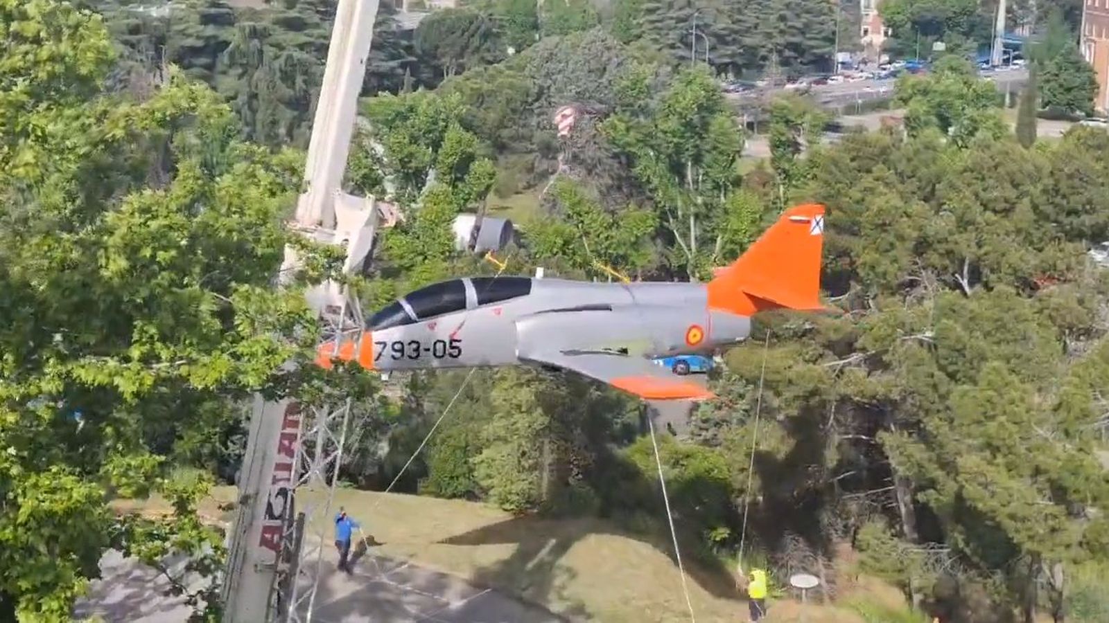 La Politécnica instala un avión del Ejército del Aire en su Escuela de Aeronáuticos