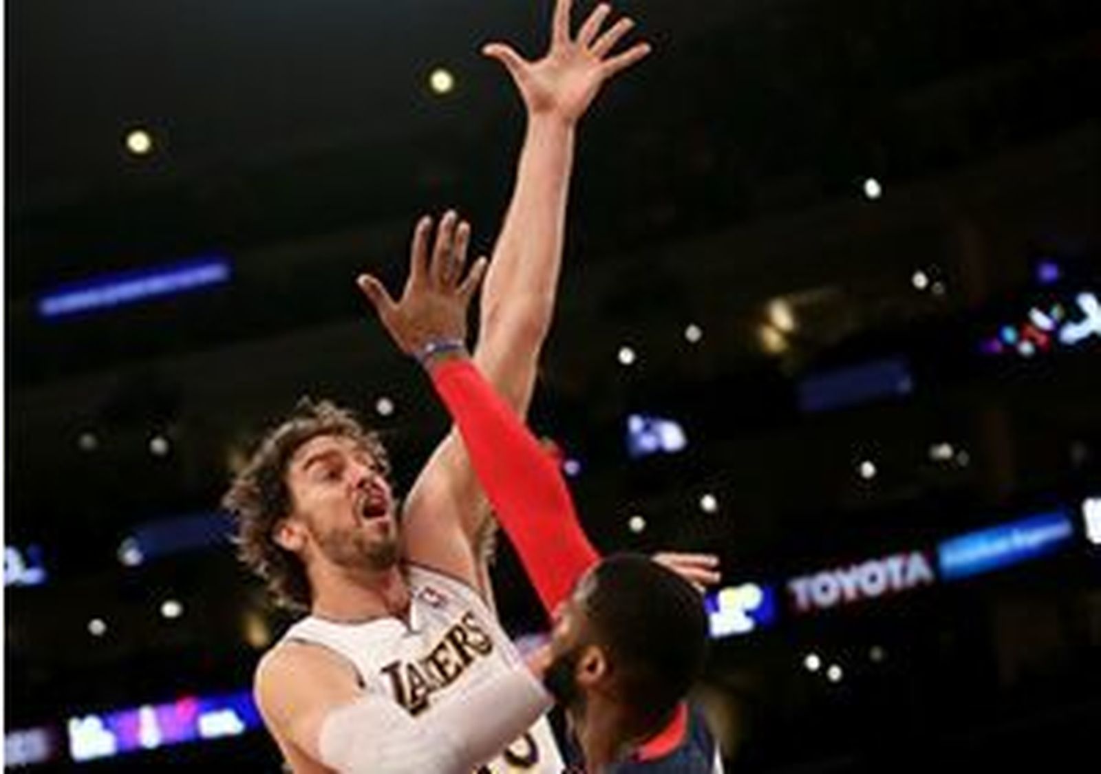 Los hermanos Gasol rozan el 'triple-doble' en una noche victoriosa