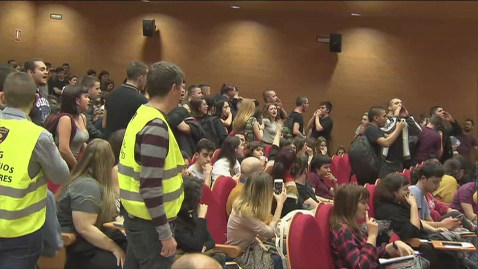 Iglesias abucheado por estudiantes en el mismo auditorio donde el lo hizo con Rosa Díez