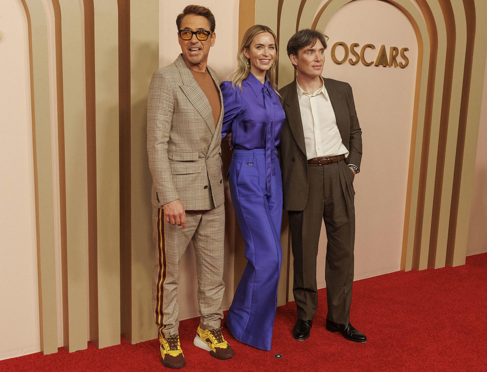 Los actores Robert Downey Jr., Emili Blunt y Cillian Murphy, posan durante el almuerzo anual de nominados a los Premios Óscar 2024, en el Beverly Hilton de Beverly Hills