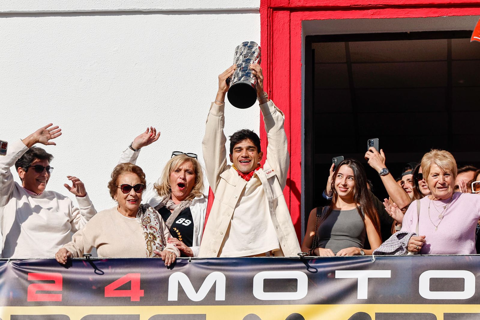 Jorge Martín celebra su título de Moto GP en el balcón del Ayuntamiento de San Sebastián de los Reyes