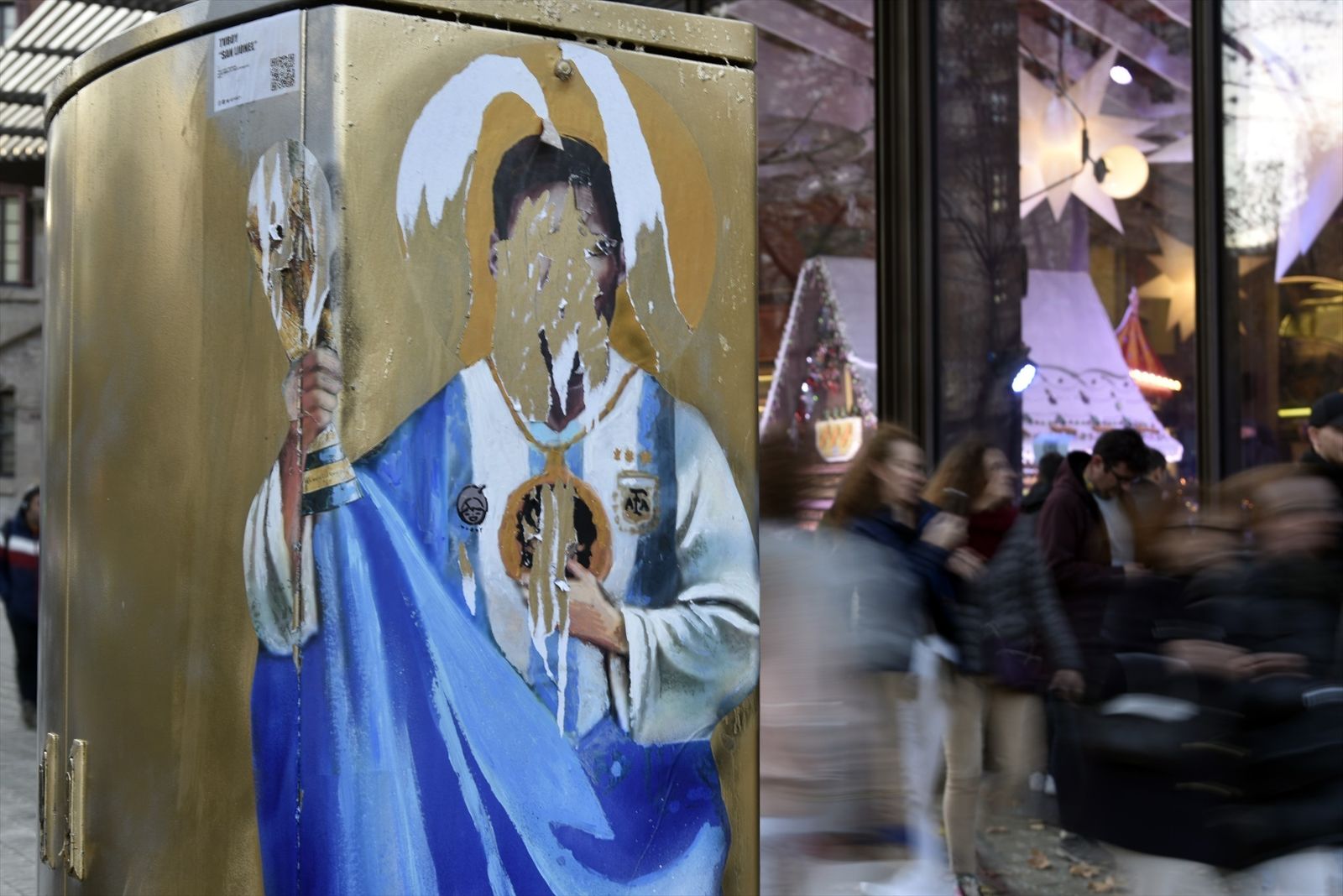Destrozan el mural de Leo Messi con la copa del mundo del artista urbano Tvboy en Barcelona