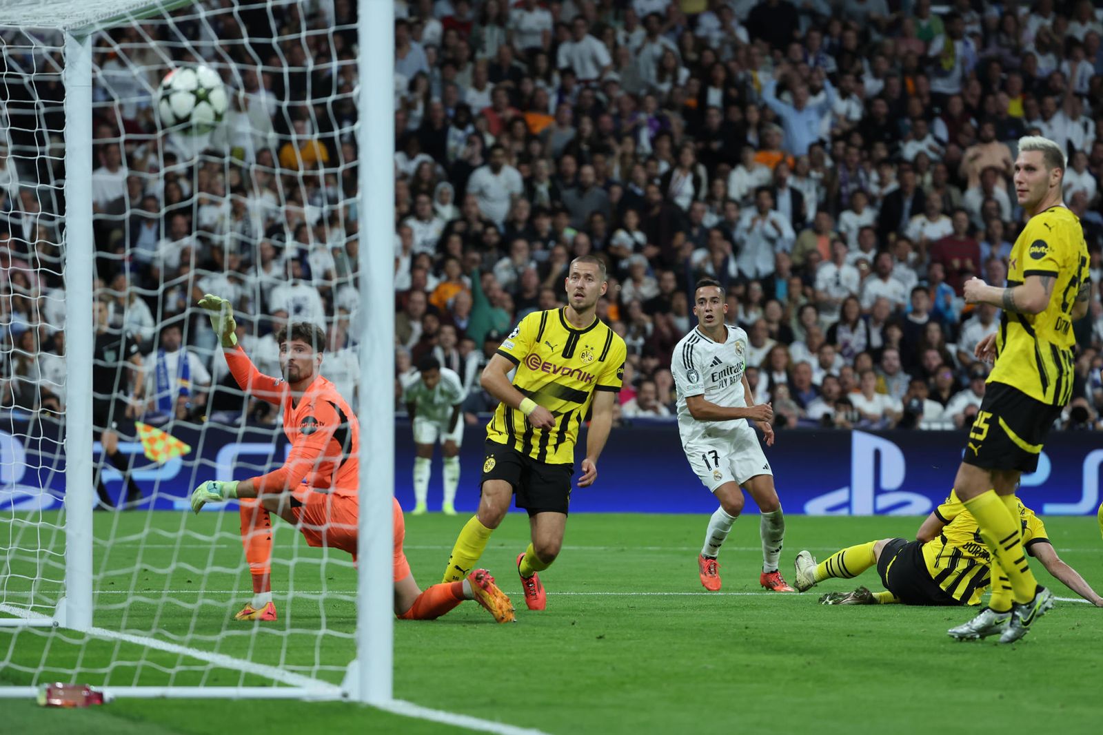 Lucas Vázquez marca al Borussia Dortmund
