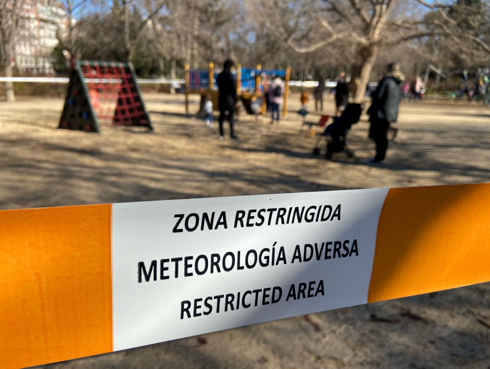 Un parque infantil restringido al paso con una cinta tras activarse la alerta naranja por meteorología adversa