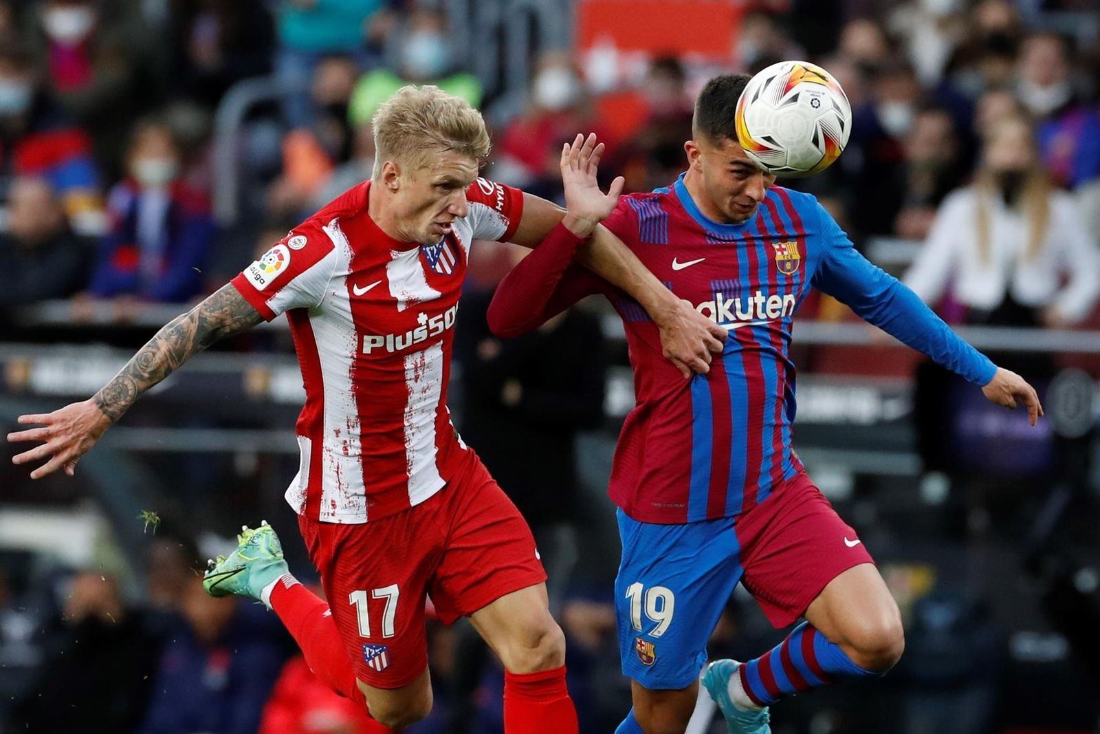 El defensa del Atlético de Madrid Daniel Wass intenta arrebatar el balón al centrocampista del FC Barcelona Ferrán Torres