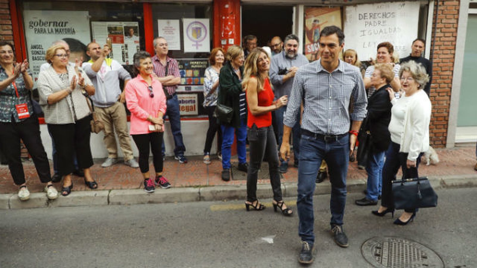 El candidato a la secretaría General del PSOE Pedro Sánchez sale de la agrupación de Pozuelo de Alarcón
