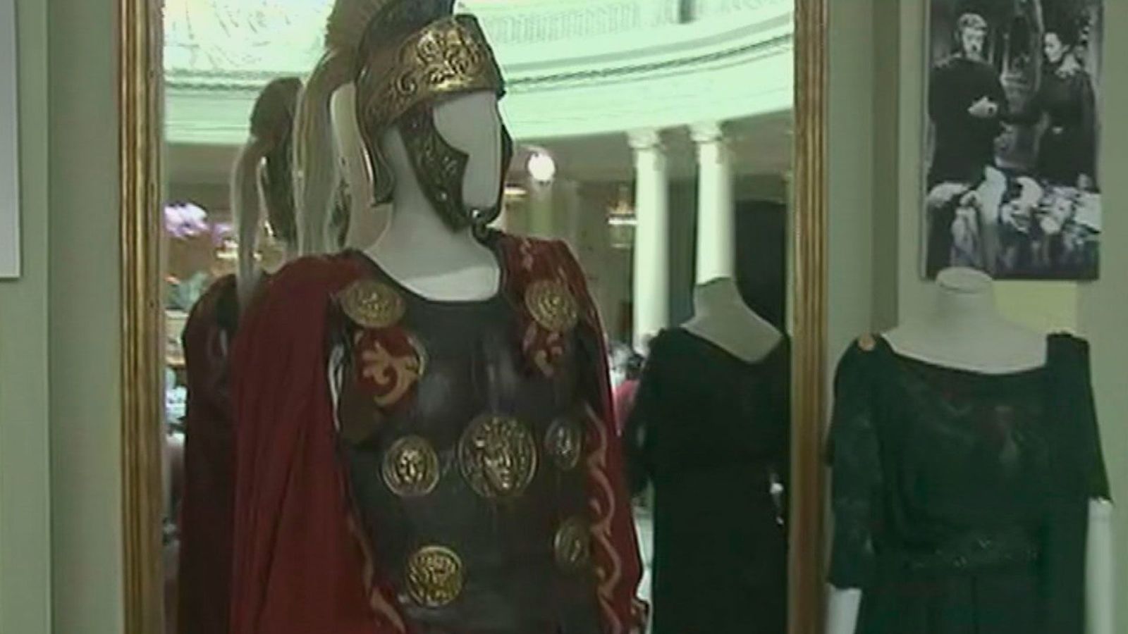 Exposición de cine en el Westin Palace, con trajes, piezas e imágenes del Hollywood de los 60